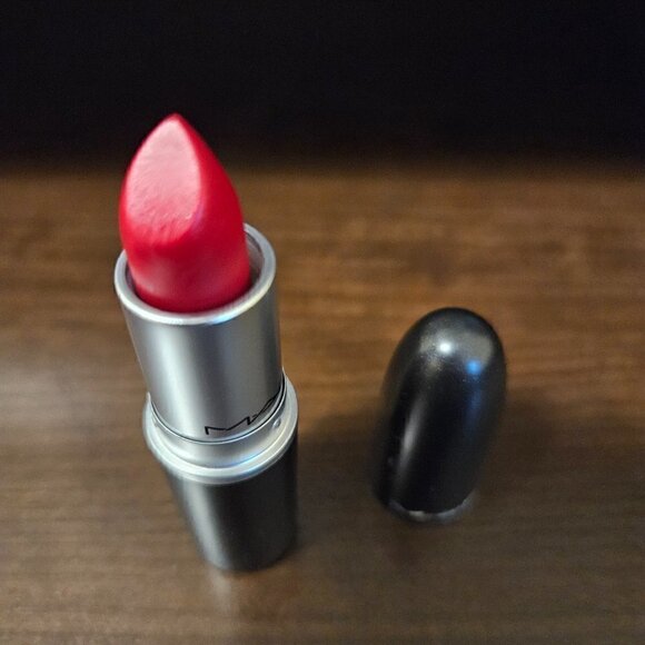 Mac Retro Matte Lipstick in Ruby Woo 707 (NIB) - Picture 2 of 4